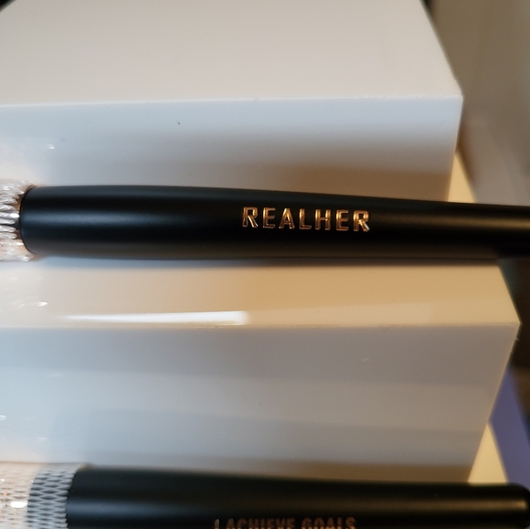 3-Piece RealHer & Boyd Makeup Brush Set, New - Picture 3 of 6